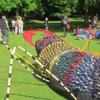 INSECTES GÉANTS parc de Oissel avec 2 classes de l'école Ferry Mongis, et Maguy Seyer sculptrice.