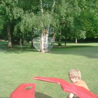 INSECTES GÉANTS parc de Oissel avec 2 classes de l'école Ferry Mongis, et Maguy Seyer sculptrice.